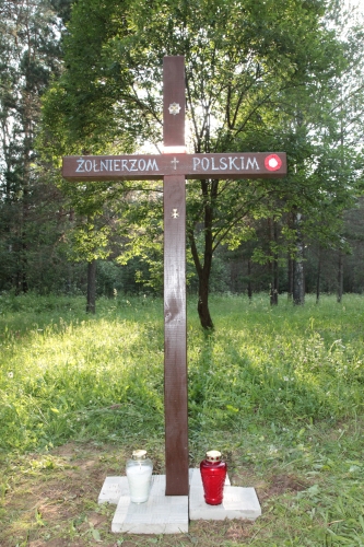 Ustawienie Krzyża Pamiątkowego na cmentarzu w Orankach